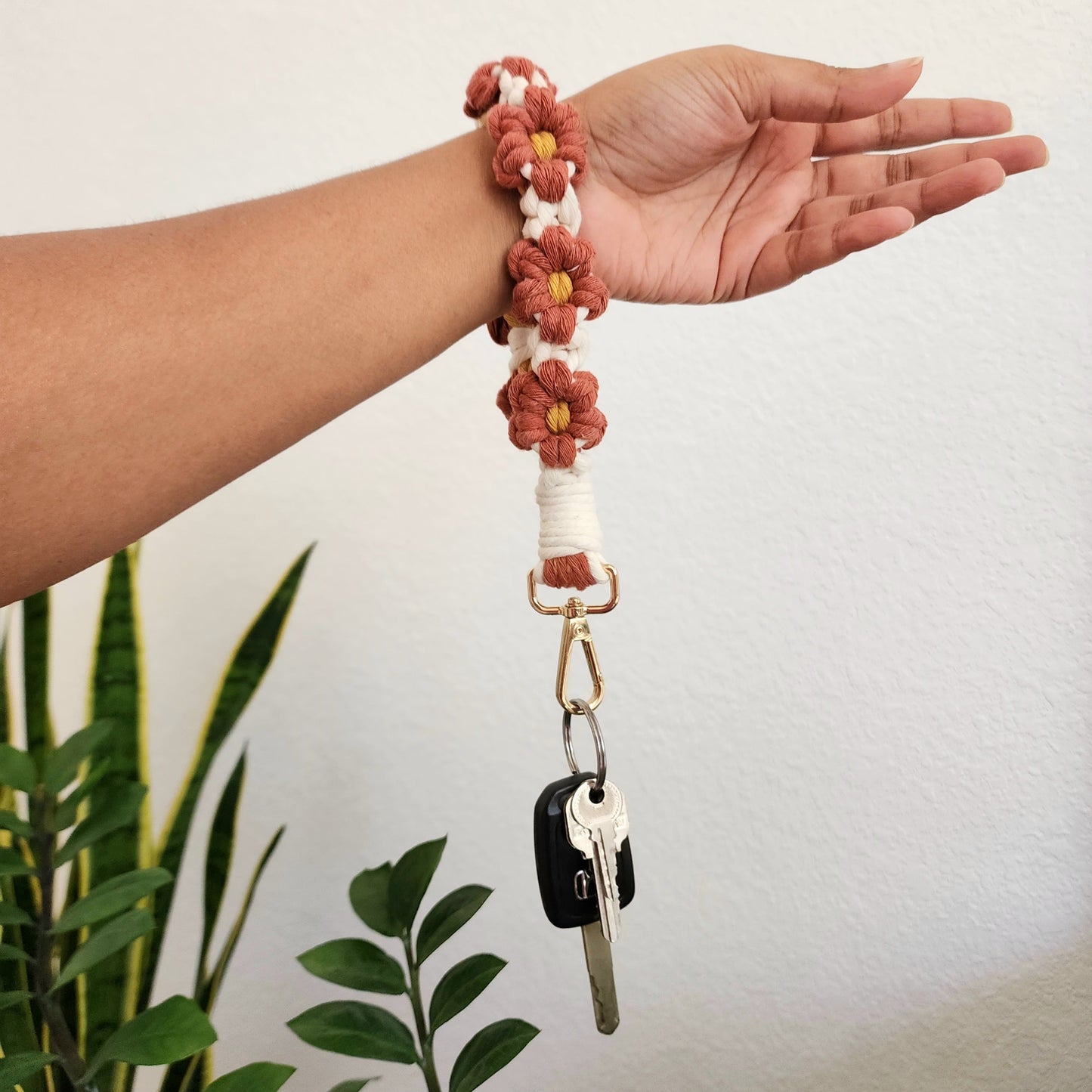 Macrame Daisy Flowers Wristlet & Keychain Set